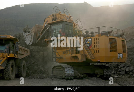 Une chenille 6030 gamme de pelles et excavateurs hydrauliques face travaillant dans la mine de la tour, dans le sud du Pays de Galles Banque D'Images