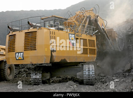 Une chenille 6030 gamme de pelles et excavateurs hydrauliques face travaillant dans la mine de la tour, dans le sud du Pays de Galles Banque D'Images