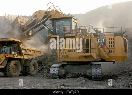 Une chenille 6030 gamme de pelles et excavateurs hydrauliques face travaillant dans la mine de la tour, dans le sud du Pays de Galles Banque D'Images