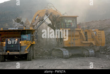 Une chenille 6030 gamme de pelles et excavateurs hydrauliques face travaillant dans la mine de la tour, dans le sud du Pays de Galles Banque D'Images