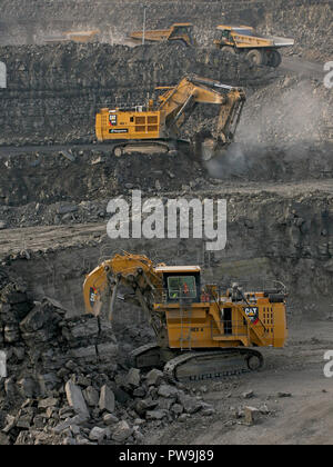 Une chenille 6030 gamme de pelles et excavateurs hydrauliques face travaillant dans la mine de la tour, dans le sud du Pays de Galles Banque D'Images