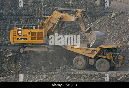 Une chenille 6030 gamme de pelles et excavateurs hydrauliques face travaillant dans la mine de la tour, dans le sud du Pays de Galles Banque D'Images