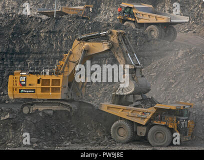 Une chenille 6030 gamme de pelles et excavateurs hydrauliques face travaillant dans la mine de la tour, dans le sud du Pays de Galles Banque D'Images