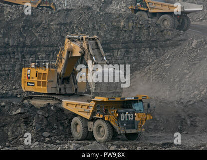 Une chenille 6030 gamme de pelles et excavateurs hydrauliques face travaillant dans la mine de la tour, dans le sud du Pays de Galles Banque D'Images