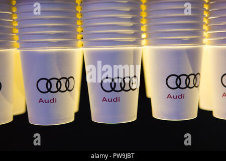 Logo Audi et les mots sur une tasse de papier Banque D'Images