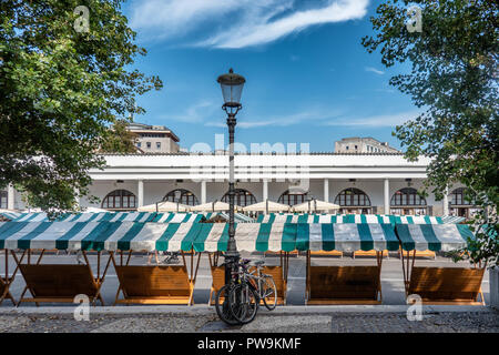 Stalla vide sur le marché central de Ljubljana, Slovénie Banque D'Images