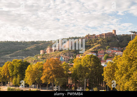 Vue de la forteresse de Narikala le long d'une journée d'automne. Tbilissi, Géorgie Banque D'Images