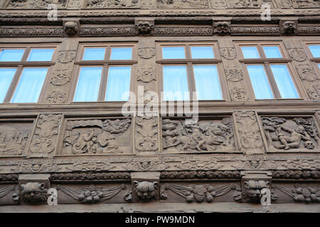 Avis d'une vieille maison avec façade en bois dans la vieille ville de Wernigerode Banque D'Images