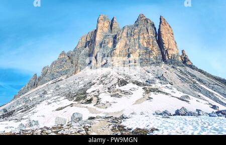 Printemps sur le sentier autour (Tre Cime di Lavaredo) Trois pics massifs. Le célèbre dans les montagnes Dolomites. Lieu touristique très populaire dans le Nord de l'Italie Banque D'Images