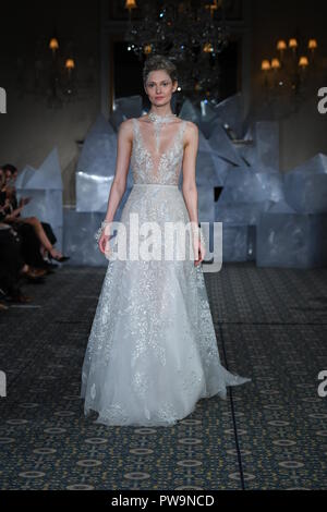 NEW YORK, NY - 12 avril : A model lors de la Mira Zwillinger Printemps 2019 Bridal fashion show le 12 avril 2018 à New York. Banque D'Images