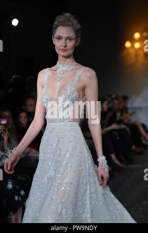 NEW YORK, NY - 12 avril : A model lors de la Mira Zwillinger Printemps 2019 Bridal fashion show le 12 avril 2018 à New York. Banque D'Images