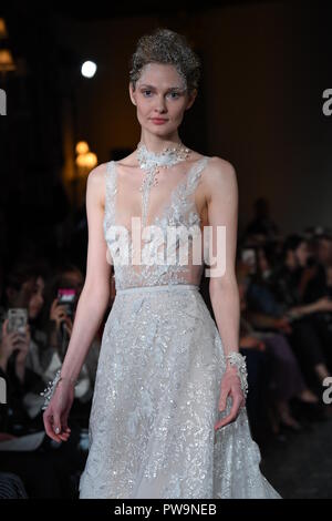 NEW YORK, NY - 12 avril : A model lors de la Mira Zwillinger Printemps 2019 Bridal fashion show le 12 avril 2018 à New York. Banque D'Images