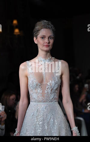 NEW YORK, NY - 12 avril : A model lors de la Mira Zwillinger Printemps 2019 Bridal fashion show le 12 avril 2018 à New York. Banque D'Images