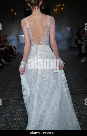 NEW YORK, NY - 12 avril : A model lors de la Mira Zwillinger Printemps 2019 Bridal fashion show le 12 avril 2018 à New York. Banque D'Images