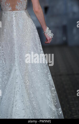 NEW YORK, NY - 12 avril : A model lors de la Mira Zwillinger Printemps 2019 Bridal fashion show le 12 avril 2018 à New York. Banque D'Images