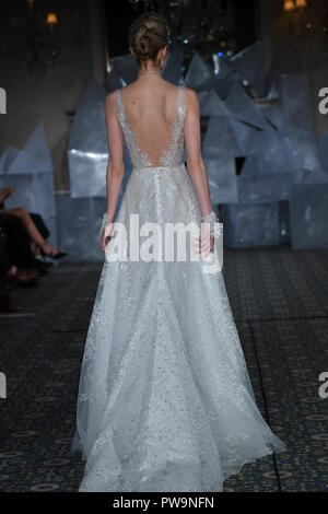 NEW YORK, NY - 12 avril : A model lors de la Mira Zwillinger Printemps 2019 Bridal fashion show le 12 avril 2018 à New York. Banque D'Images