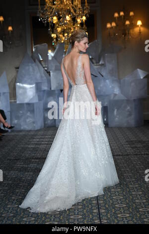 NEW YORK, NY - 12 avril : A model lors de la Mira Zwillinger Printemps 2019 Bridal fashion show le 12 avril 2018 à New York. Banque D'Images