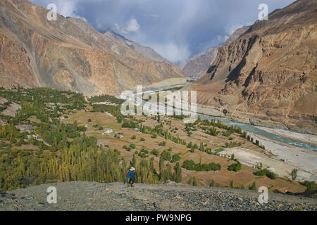 Trekking au-dessus du village de Balti, Turtuk une fois que le Pakistan, qui fait maintenant partie du Ladakh, en Inde, dans les montagnes du Karakoram Banque D'Images