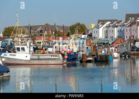 La flotte de pêche des bateaux sur le port de Portsmouth, zone de carrossage, England, UK Banque D'Images