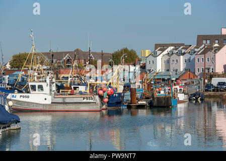 La flotte de pêche des bateaux sur le port de Portsmouth, zone de carrossage, England, UK Banque D'Images