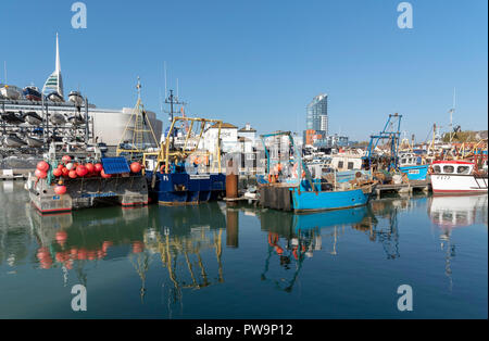 La flotte de pêche des bateaux sur le port de Portsmouth, zone de carrossage, England, UK Banque D'Images