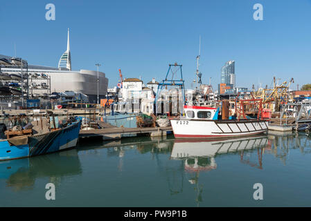 La flotte de pêche des bateaux sur le port de Portsmouth, zone de carrossage, England, UK Banque D'Images