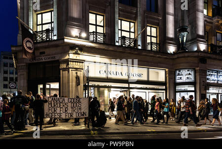 Manifestants devant le Canada Goose flagship store de Regent Street, Londres, Angleterre, Royaume-Uni. Banque D'Images