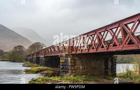 Pont de chemin de fer près de Kilchurn Castle ruin le long de Loch Awe, Argyll and Bute, Ecosse, Royaume-Uni Banque D'Images