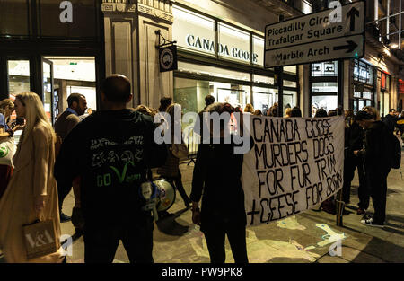 Manifestants devant le Canada Goose flagship store de Regent Street, Londres, Angleterre, Royaume-Uni. Banque D'Images