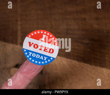 J'ai voté aujourd'hui le papier autocollant sur mans doigt sur table en bois rustique Banque D'Images