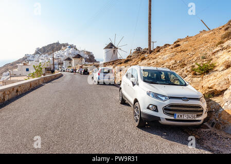 SERIFOS, GRÈCE - septembre 9, 2018 : rue avec vue sur Chora colonie sur le haut de la colline. L'île de Serifos, Grèce Banque D'Images