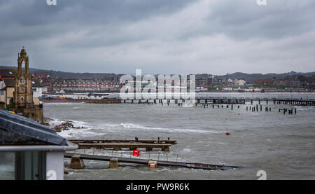 Les hivers nuageux orageux journée à plage de Swanage dans le Dorset, UK le 11 novembre 2014 Banque D'Images