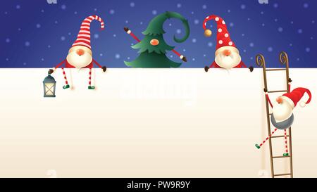 Quatre mignons petits lutins de Noël scandinave monter le panneau à l'aide d'échelles. Caché dans un arbre, un pin à lanterne Illustration de Vecteur