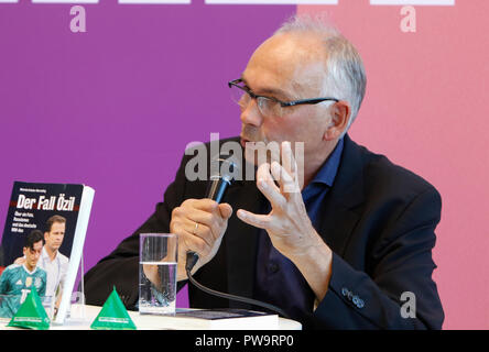 Francfort, Allemagne. 13 Oct, 2018. Schulze-Marmeling auteur allemand Dietrich parle lors de l'exposé à la Frankfurt Book-Fair. La 70e Foire du livre de Francfort 2018 est le plus grand salon du livre avec plus de 7 000 exposants et plus de 250 000 visiteurs attendus. Il est ouvert du 10 au 14 octobre avec les deux derniers jours d'être ouvert au grand public. Crédit : Michael Debets/Pacific Press/Alamy Live News Banque D'Images