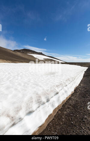 La fonte des glaces à l'intérieur du cratère du volcan, Parc National de Snæfellsjökull de Snæfellsnes, Péninsule de Snæfellsnes, l'Islande Banque D'Images