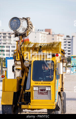 Miami Beach Florida, plage publique, ramassage des déchets, déchets, véhicule, camion, équipement, assainissement, nettoyage, poubelle, entretien, Broyhill, Load & Pack 80 HD, hyd Banque D'Images