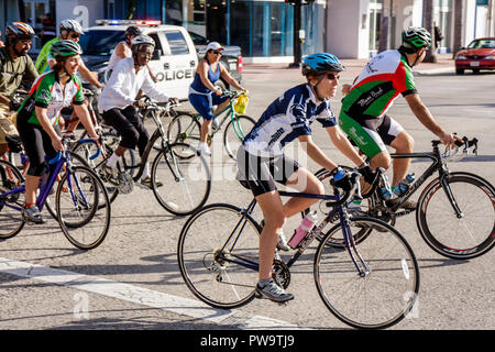 Miami Beach Florida,5th Fifth Street,groupe,vélo,vélo,équitation,vélo,rider,homme hommes adultes adultes,hommes,femme femmes,casque de sécurité,commun Banque D'Images
