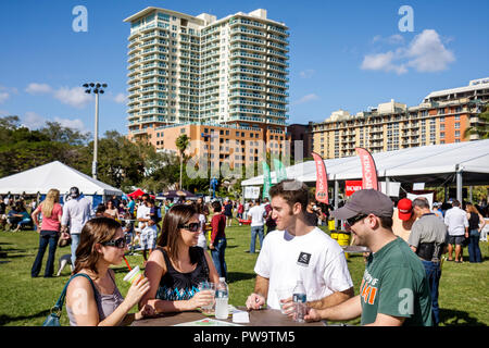 Miami Florida,Coconut Grove,Peacock Park,Great Taste of the Grove,Community Food Festival,festivals Fair,Taste,Tasting,Hispanic man men male adulte adu Banque D'Images