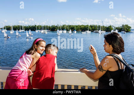 Miami Florida,Coconut Grove,Biscayne Bay Water,dock,quai,port de plaisance,voiliers,baie,hispanique latin Latino ethnicité immigrants minorités,adultes Banque D'Images