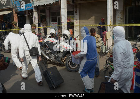 Lahore, Pakistan. 13 Oct, 2018. Des équipes de lutte contre le terrorisme (CTD) et le Pendjab Forensic Science International (PFSA), l'unité de neutralisation des bombes (EDR), police du Pendjab et autres l'inspection et la collecte de preuves d'une chambre à rencontres Garhi Shahu où l'explosion d'une grenade à main à Lahore. Au moins quatre personnes blessées Les médias locaux ont rapporté. Credit : Rana Sajid Hussain/Pacific Press/Alamy Live News Banque D'Images