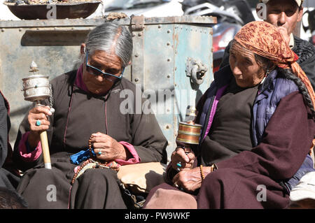 Pèlerins à un rituel traditionnel de prière Tara, Leh, Ladakh, Inde Banque D'Images