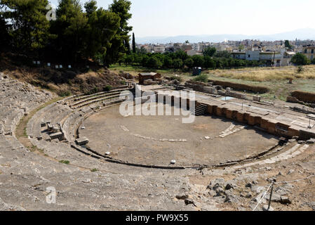 Le théâtre hellénistique, couper dans le côté de la colline, date d'environ 320 avant JC et a été rénové à deux reprises pendant la période romaine. Argos. Péloponnèse. Banque D'Images