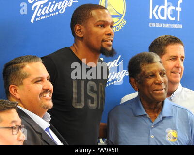 Abel Guillen, membre du conseil municipal d'Oakland, Kevin durant, MVP des finales des Warriors, Al Attles, entraîneur des Warriors, et Larry Harper, fondateur de la Good Tying Foundation, apparaissent lors d'un événement pour dévoiler quatre nouveaux terrains de basket-ball donnés au Lincoln Square Recreation Center dans le quartier chinois d'Oakland par la Kevin durant Charity Foundation le 17 mai 2017. Banque D'Images