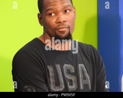 Golden State Warriors player Kevin Durant à la Lincoln Square Recreation Center à Oakland, Californie, le 18 mai 2017. Durant, un deux-temps NBA Finals MVP pour les guerriers, a fait don de quatre nouveaux tribunaux dans le centre et le parc à l'extérieur à travers sa fondation de bienfaisance Kevin Durant, qui a aussi fait don de tribunaux à Oklahoma City, Seattle, Washington, la Chine et l'Allemagne. Banque D'Images