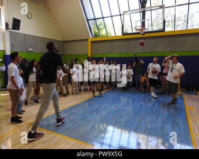 Golden State Warriors player Kevin Durant prend une balle dans un hôtel récemment rénové de basket dans le Lincoln Square Recreation Center à Oakland, Californie, le 18 mai 2017. Durant, un deux-temps NBA Finals MVP, a fait don de quatre cours au centre et à l'extérieur du parc à travers sa fondation de bienfaisance Kevin Durant. Banque D'Images