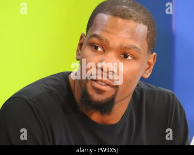 Golden State Warriors player Kevin Durant à la Lincoln Square Recreation Center à Oakland, Californie, le 18 mai 2017. Durant, un deux-temps NBA Finals MVP pour les guerriers, a fait don de quatre nouveaux tribunaux dans le centre et le parc à l'extérieur à travers sa fondation de bienfaisance Kevin Durant, qui a aussi fait don de tribunaux à Oklahoma City, Seattle, Washington, la Chine et l'Allemagne. Banque D'Images