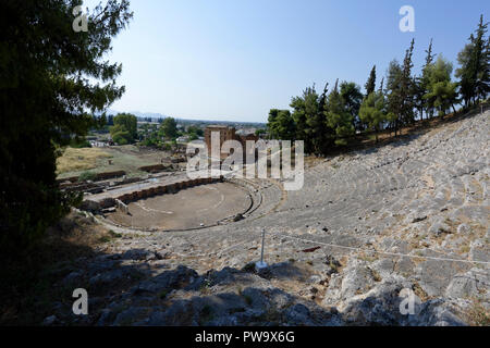 Le théâtre hellénistique, couper dans le côté de la colline, date d'environ 320 avant JC et a été rénové à deux reprises pendant la période romaine. Argos. Péloponnèse. Banque D'Images