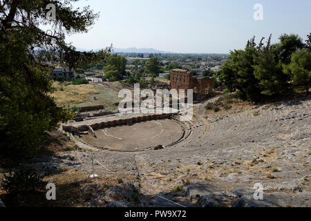 Le théâtre hellénistique, couper dans le côté de la colline, date d'environ 320 avant JC et a été rénové à deux reprises pendant la période romaine. Argos. Péloponnèse. Banque D'Images