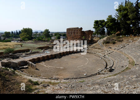 Le théâtre hellénistique, couper dans le côté de la colline, date d'environ 320 avant JC et a été rénové à deux reprises pendant la période romaine. Argos. Péloponnèse. Banque D'Images