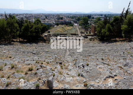 Le théâtre hellénistique, couper dans le côté de la colline, date d'environ 320 avant JC et a été rénové à deux reprises pendant la période romaine. Argos. Péloponnèse. Banque D'Images